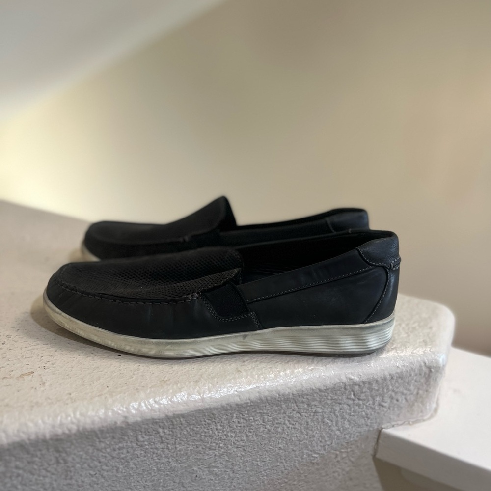 ECCO black Distressed Lite Moc Classic Driving Style Loafer Men’s Size 10-10.5